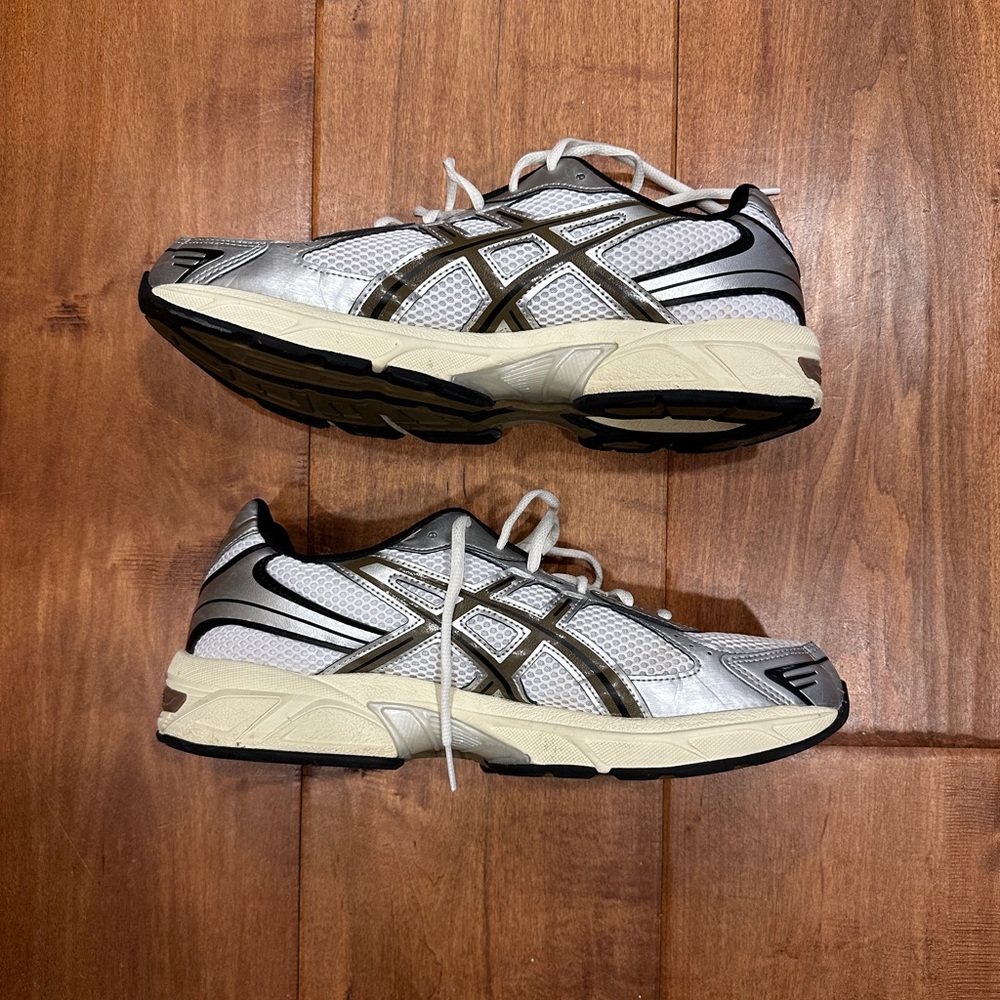 Asics Men's Silver and Black Athletic Shoes. Great Condition.